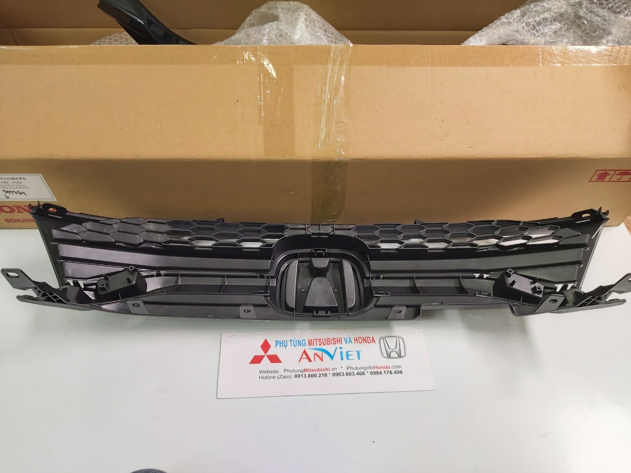 Đế đỡ mặt ca lăng xe Honda Brio
